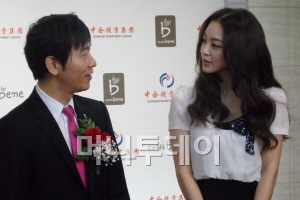 김선권 카페베네 대표와 탤런트 한예슬 씨가 27일 왕징점 오픈식에서 담소를 나누고 있다.