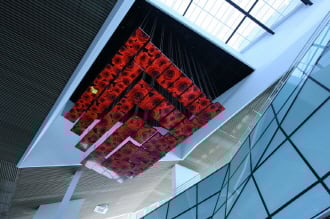 ↑LG관 1층에 설치된 미디어 샹들리에.