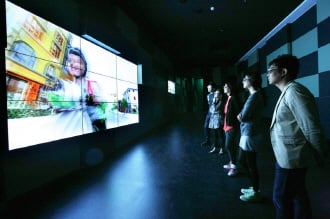 ↑2012 여수 세계박람회 LG관의 '3D퍼포먼스' 코너에서 ↑관람객들이 55인치 3D OLED TV 11대가 LG의 태양광 에너지 기술이 만드는 미래의 일상을 실감나게 연출한 장면을 3D 안경을 통해 지켜보고 있다.