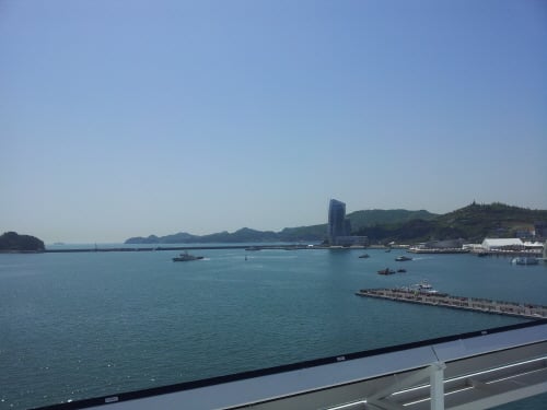 ↑LG관 4층 수(水)정원에서 내려다본 여수 앞바다 전경. 사진하단에는 LG관에 설치된 태양광 모듈.