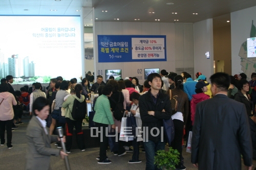 ↑금호건설이 전북 익산시청 인근에 마련한 '익산 금호어울림' 모델하우스에 개장 첫날 8000여명이 방문하는 등 1만5000여명이 넘는 인파가 다녀갔다.