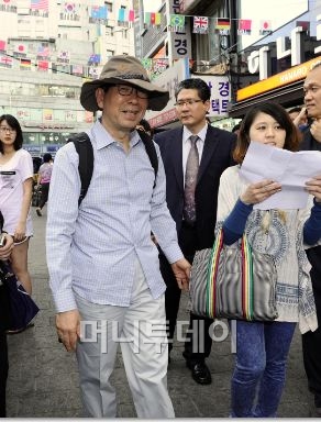 ↑박원순 서울시장(왼쪽)이 2일 일본인 자원봉사자인 오므라 히토미씨(오른쪽)와 함께 아버지와 딸로 위장한 뒤 외국인 관광객이 몰리는 명동과 남대문, 동대문 일대를 방문해 바가지 요금 실태를 점검했다.