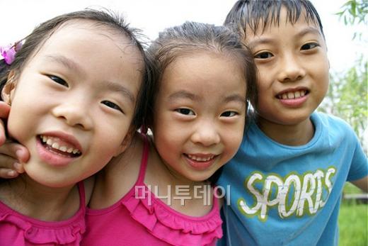 ↑한강 공원에서 촬영된 사진. 아이들 키높이에 맞춰 낮은 각도에서 촬영한 모습.