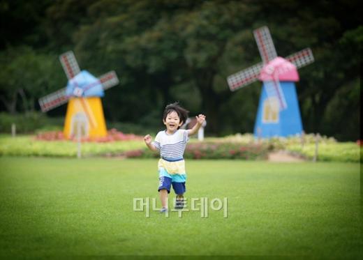 ↑할머니와 손자가 공원에서 노는 모습을 연속사진으로 담았다. 백마디 말보다 사진을 통해 보여주는 '감성'이 보다 진할 때가 있다. 스토리 라인이 중요하다. 역광에서 반사판을 이용했다.