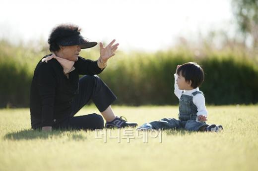 ↑광각렌즈로 촬영한 아이들 사진. 아이들 사진 촬영시 끊임없는 대화가 필요하다. 정서적 교감을 나누면서 촬영한다면 보다 자연스럽고 생동감 있는 사진을 얻을 수 있다.