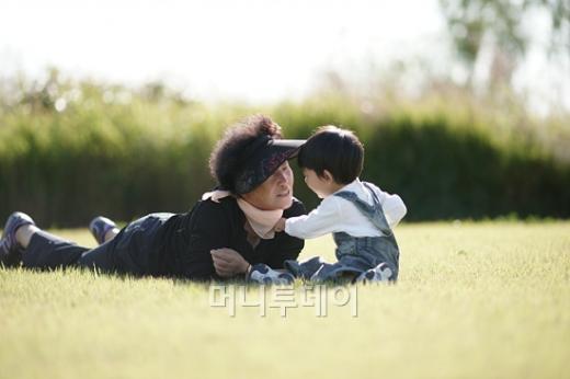 ↑움직임이 많은 아이들 사진을 촬영하기 위해선 연사기능을 사용하는 것이 좋다. 다만 연사촬영시 언제나 초점을 정확히 맞추는 것에 유의하자.