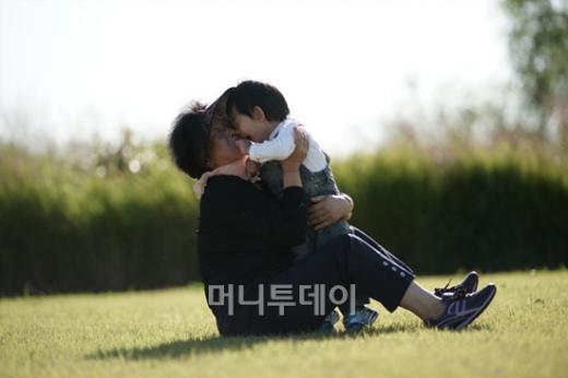 ↑호수공원을 배경으로 촬영된 사진. 다양한 포즈를 취하게 한 뒤 연사로 촬영해 가장 자연스러운 사진을 뽑았다.