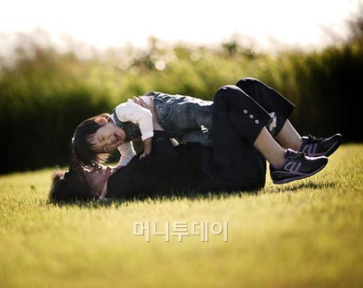 ↑파주 프로방스 마을에서 촬영한 가족사진. 아이들 사진의 가장 좋은 배경은 역시 가족이다.