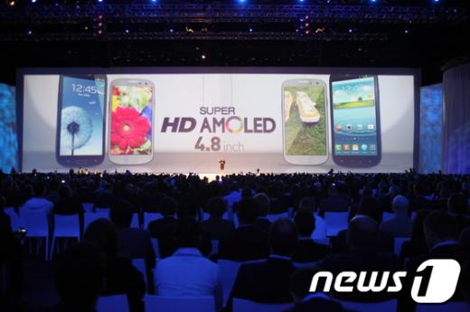 삼성전자는 3일 영국 런던 얼스코트에서 열린 '삼성 모바일 언팩' 행사에서 IM(IT & Mobile Communications)담당 신종균 사장이 참석한 가운데 '갤럭시SⅢ'를 전격 공개했다. (사진=삼성전자)  News1   (서울=뉴스1)