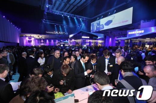 삼성전자는 3일 영국 런던 얼스코트에서 열린 '삼성 모바일 언팩' 행사에서 IM(IT & Mobile Communications)담당 신종균 사장이 참석한 가운데 '갤럭시SⅢ'를 전격 공개했다. (삼성전자 제공) 2012.5.4/뉴스1  News1   (서울=뉴스1)
