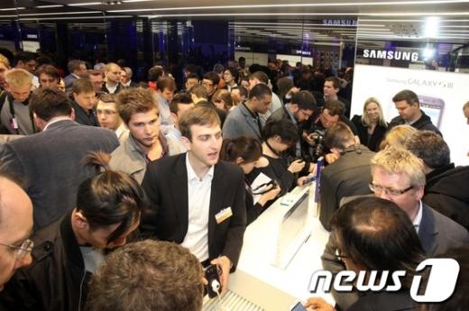 삼성전자는 3일 영국 런던 얼스코트에서 열린 '삼성 모바일 언팩' 행사에서 IM(IT & Mobile Communications)담당 신종균 사장이 참석한 가운데 '갤럭시SⅢ'를 전격 공개했다. (사진=삼성전자)  News1   (서울=뉴스1)