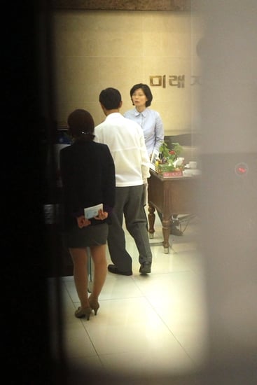 금융감독원이 4개 저축은행에 대한 영업정지 조치를 내린 6일 오전 서울 서초동 미래저축은행 본점에서 직원들이 분주하게 움직이고 있다. /사진=이기범 기자 leekb@