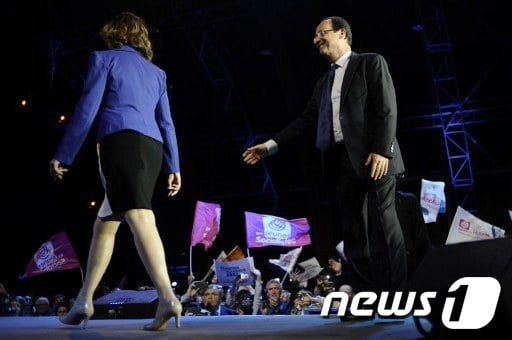 사회당의 프랑수아 올랑드 대표가 프랑스 대선 투표를 하루 앞둔 5일(현지시간) 자신의 정치적 고향인 중부도시 튈의 한 재래시장을 방문한 뒤 차에 오르기 직전 환하게 웃고 있다.  AFP=News1