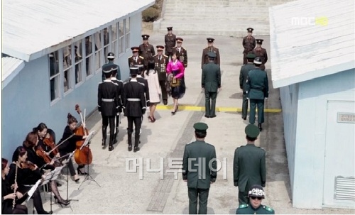 드라마 '더킹 투하츠'에서 하지원이 남북 경계선을 넘는 장면