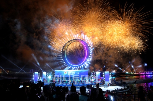 ↑오는 8월12일까지 93일동안 여수세계박람회 해상공원에서는 '빅오쇼'기 진행된다. ⓒ사진=홍봉진기자