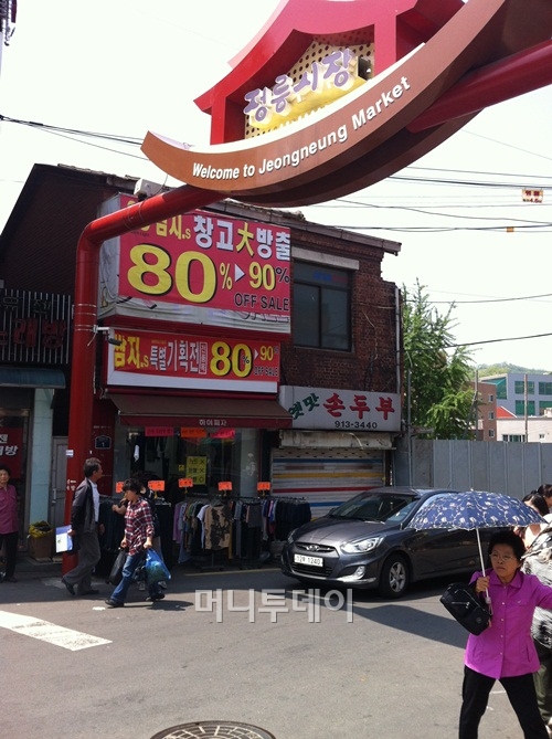 ↑영화 '건축학개론'에서 승민(이제훈) 어머니의 일터로 그려진 정릉시장. 영화 속에서는 재개발 지역에 포함되는 것으로 나왔지만, 실제로 재개발 지역이 아니다. ⓒ최윤아 기자