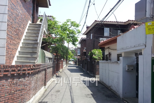 ↑서울시의 뉴타운재개발 우선해제 대상 18개 구역에 포함된 서울 강북구 수유동 711번지 일대 강북12주택재개발정비예정구역 내 단독주택들이 들어서 있다. 이 지역 60세 이상 고령 단독주택 수유주들은 주택의 일부를 임대해 벌어들일 수 있는 수익을 포기할 수 없다는 이유로 재개발을 반대하고 있다. ⓒ민동훈 기자