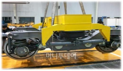 ↑권도엽 국토부 장관은 16일 경남 창원중앙역에서 개최된 시속 430km 차세대 고속열차 해무-430X 출고식에 참석, 직접 시승체험을 했다. 사진 왼쪽이 권도엽 국토부장관. ⓒ사진=국토해양부 제공