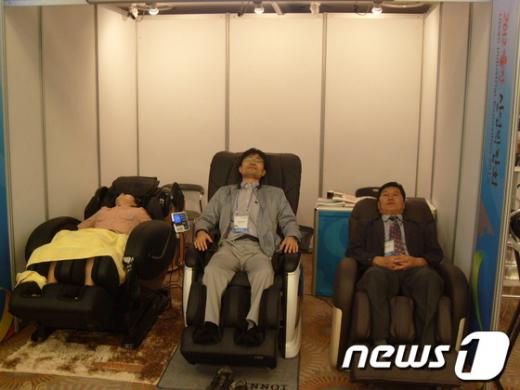 직접 체험을 위해 안마의자 출품 부스엔 사람들이 많이 몰렸다. News1