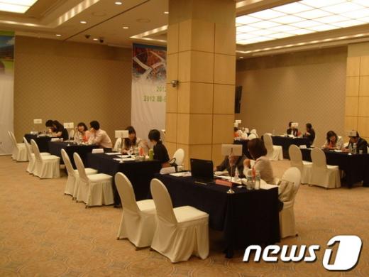 3층 샤롯데룸에서는 부대행사로 중국과 일본 바이어 초청 상담회가 열렸다. News1