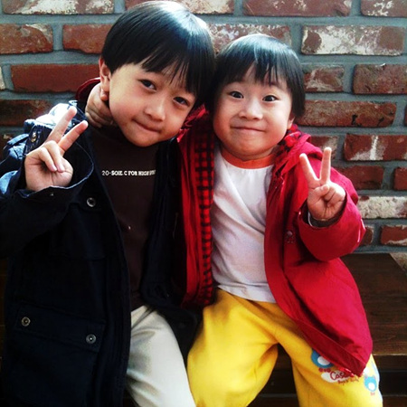 ↑스마트폰 카메라를 통해 촬영한 산수유 사진. 꽃이나 작은 사물 등 카메라로 근접 촬영할 경우, 굳이 필터를 사용하지 않아도 아웃포커싱 효과를 낼 수 있다. @이하늘님.