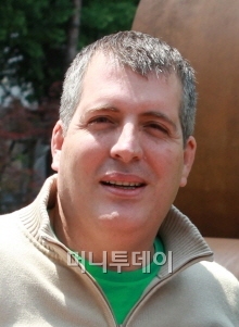 ↑엘스터 총감독.