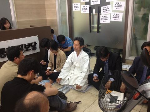 통합진보당 강기갑 혁신비대위원장이 검찰 압수수색에 반발하며 당사 앞에서 연좌농성을 벌이고 있다 /사진=강기갑 비대위원장 트위터@kanggigap