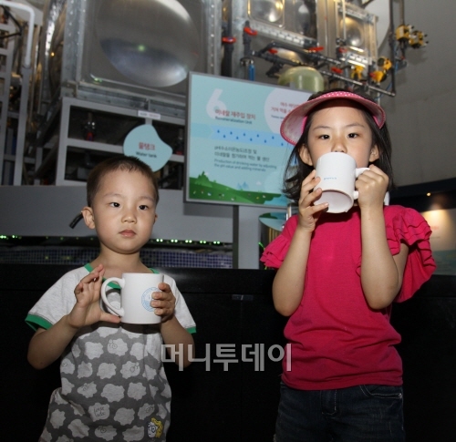 현장을 찾은 아이들이 담수를 시음하고 있다.