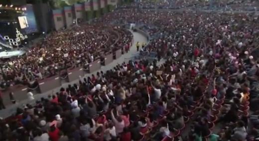 21일(현지시간) 미국 캘리포니아주 실리콘밸리에서 열린 ‘코리안 뮤직웨이브 인 구글'에서 2만여 명의 구글러와 지역 주민들이 케이팝 가수들의 공연에 열광하고 있다. (유튜브)  News1