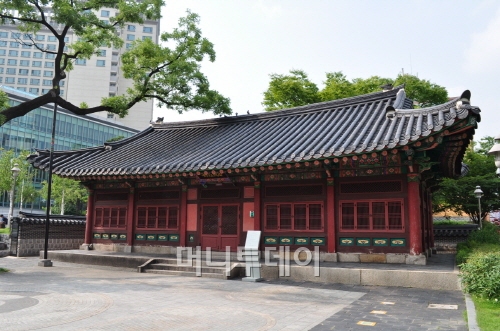 ↑서울 종로구 견지동에 위치한 우정총국 건물 전경.ⓒ우정사업본부