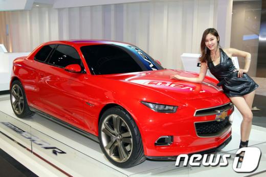 부산 모터쇼 쉐보레 부스에 전시된 쉐보레 콘셉트카 코드 130R과 모델(한국지엠 창원공장 제공) News1