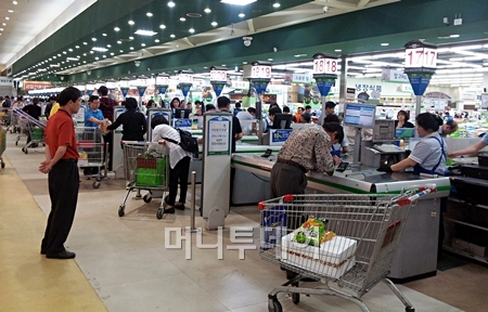 ↑27일 찾아간 농협 양재하나로클럽. 구입한 상품을 구매하는 손님들로 분주하다. 사진=정영일 기자
