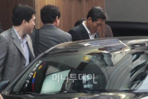 ↑국토해양부와 서울시 부동산정책 책임자 공무원 10명은 지난 30일 비공개 저녁 자리를 갖고 주택 정책에 대한 격의 없는 이야기를 나눴다. 이건기 서울시 주택정책실장(맨 오른쪽)이 약속 장소로 들어가고 있다.ⓒ사진= 임성균 기자