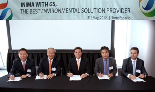 ↑허명수 GS건설 사장이 1일 스페인 마드리드 이니마 본사에서 열린 이니마 인수 축하행사에서 멤비엘라 이니마 사장 등 임직원들과 함께 인수절차를 마무리하는 서류에 사인을 하고 있다. 왼쪽부터 권석주 GS건설 상무, 우상룡 해외사업총괄 사장, 허 사장, 송인준 IMM PE 대표이사, 멤비엘라 이니마 사장 ⓒ사진제공=GS건설