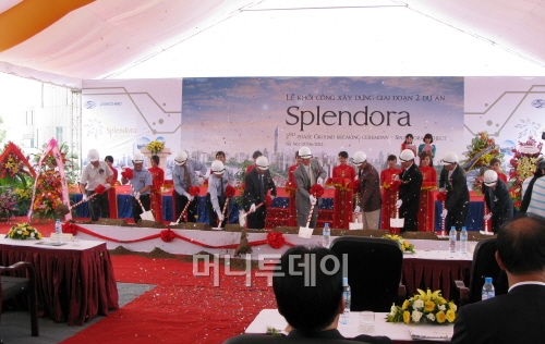 ↑포스코건설은 1일 베트남 하노이시 안카잉에서 '스플랜도라 신도시 2단계' 착공식을 가졌다. 착공식에서 주요 관계자들이 첫 삽을 뜨고 있다. 사진 왼쪽부터 Nguyen Quang Duc 호아이덕현 부 인민위원장, Dinh Viet Tung 비나코넥스 부사장, Nguyen Ngoc Diep 수상실 경제부 부국장, Vu Quy Ha 비나코넥스 사장, Nguyen Thanh Phuong 비나코넥스 회장, 오낙영 주베트남 한국대사관 공사, 시대복 포스코건설 본부장, 박용수 포스코건설 상무, 이현석 포스코건설 안카잉 법인장, 김영진 포스코 인베스트 법인장 ⓒ사진제공=포스코건설