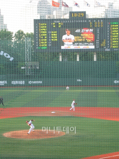 ↑ 김병현이 5월25일 한화전에 선발 등판한 모습이다. 전광판에 ‘히어로즈의 영웅이 되기 위해 돌아왔다! “BK”라고 소개됐다. 그는 이날 한화 류현진과 투수전을 펼쳐 앞으로의 변화에 대한 기대감을 높였다.