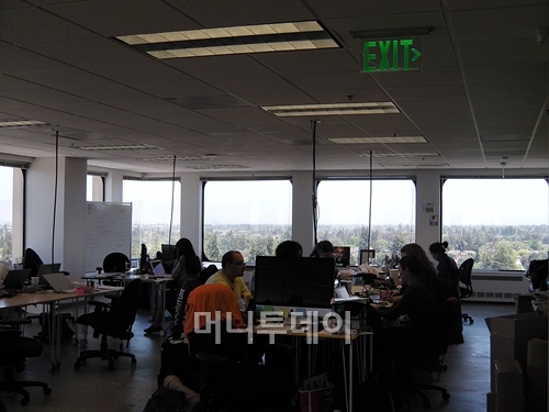 500 Startups 사무실은 칸막이 없이 모두 트여있다. 설립자이자 실리콘밸리 슈퍼엔젤인 데이브 맥클러(가운데 노란색 티셔츠 입은 사람)도 예외없이 테이블 한쪽 구석에서 일을 하고 있다. /사진=유병률기자