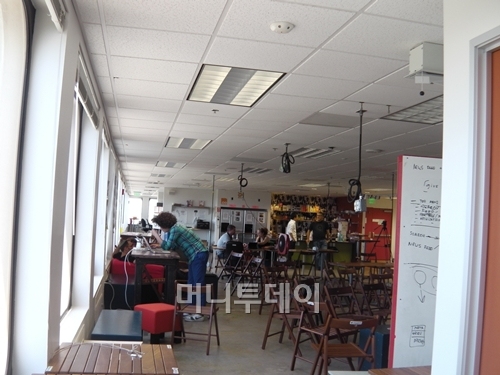 직접 요리도 할 수 있는 주방 공간. 프로그램 참가자들은 팀은 달라도 함께 식사를 하면서 피드백을 주고 토론을 한다. /사진=유병률 기자