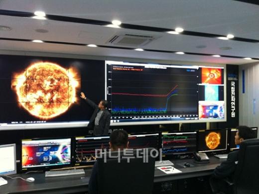 ↑센터 건물 1층에 자리잡고 있는 예보상황실. 이곳에는 전문 예보관 4명이 태양흑점 활동을 관측, 매일 11시 예경보를 내리고 있다.