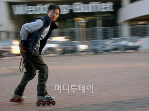 ↑셔터우선모드로 촬영하지 않고 밝은 렌즈로 조리개값을 최대 개방하면 셔터속도가 최대 속도로 빨라진다.