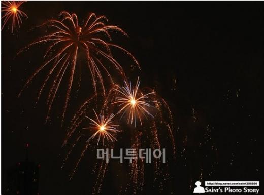 ↑셔터속도를 빠르게 한 뒤 공중으로 점프하는 장면을 포착한 사진. 이같은 사진을 촬영하기 위해서는 가급적 카메라를 낮은 각도에서 촬영해보자.
