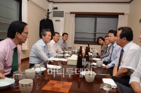 ↑권도엽 국토해양부장관(왼쪽 줄 왼쪽부터 2번째)이 7일 '5.10대책' 이후 주택시장을 점검하기 위해 부동산 공인중개사들을 만나 의견을 듣고 있다.