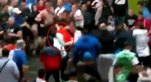 ▲팬들에 집단폭행 당하는 진행요원(붉은 원 안) (사진='유튜브' 영상 캡쳐)