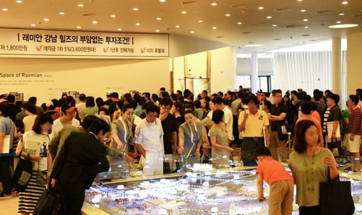 ↑삼성물산 건설부문이 서울 강남 자곡동 강남보금자리지구 A6블록에 분양하는 '래미안 강남 힐즈' 모델하우스가 관람객들로 북적이고 있다. ⓒ삼성물산 건설부문 제공