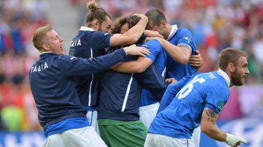 후반 15분, 교체로 들어간 이탈리아의 디 나탈레가 선제골을 터뜨린 후 팀 동료들과 기쁨을 함께 나누고 있다. ⓒAFP