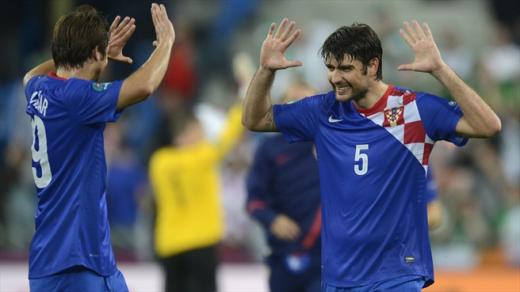 크로아티아의 베드란 콜루카(오른쪽)와 니키카 옐라비치(왼쪽)가 경기 종료 후 승리의 기쁨을 나누고 있다.ⓒAFP