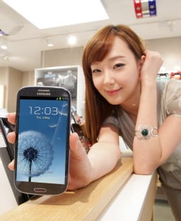 ↑SK텔레콤은 12일 오전 10시부터 갤럭시S 3G모델과 LTE 모델의 예약가입을 실시한다.