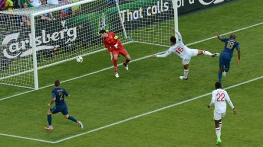 전반 30분, 프리킥 기회에서 제라드의 크로스를 받은 잉글랜드 수비수 레스콧의 헤딩골 장면 ⓒAFP