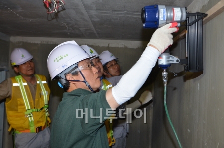 ↑권도엽 국토해양부 장관이 13일 서초보금자리지구 공사현장을 찾아 일일 근로 체험을 하고 있다. ⓒ국토해양부 제공.