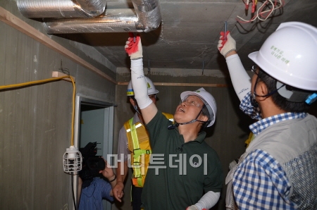 ↑권도엽 국토해양부 장관이 13일 서초보금자리지구 공사현장을 찾아 일일 근로 체험을 하고 있다. ⓒ국토해양부 제공.